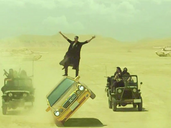 Boss Akshay Kumar Stunt With Golden Mercedes Benz 