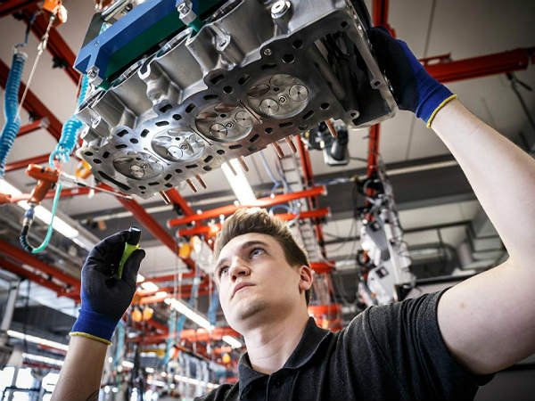 10. सुपरकार इंजन बिल्डर: