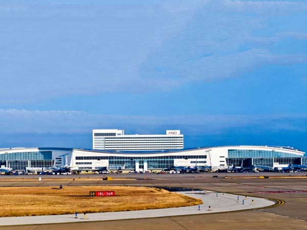 10. डलास एयरपोर्ट