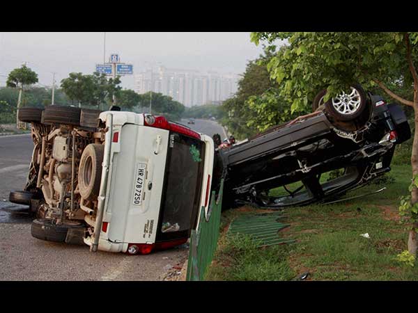 21. गाड़ी चलाते वक्त दूरी: