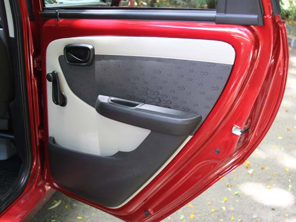 फैब्रिक डोर ट्रीम और पॉवर विंडो 