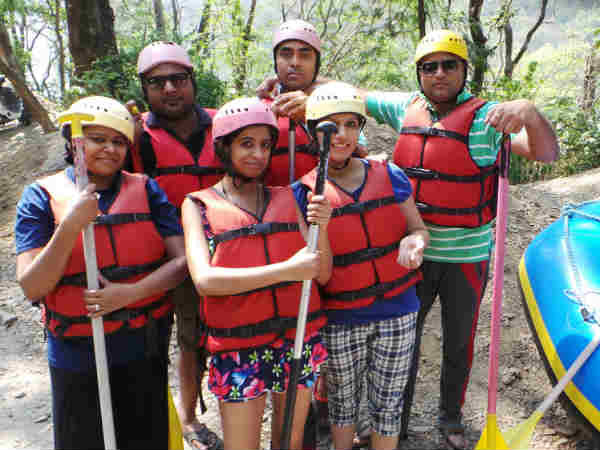 रॉफ्टिंग की तैयारी 