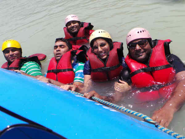 गंगा में कूदना 