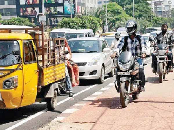 फुटपाथ पे राइडिंग 