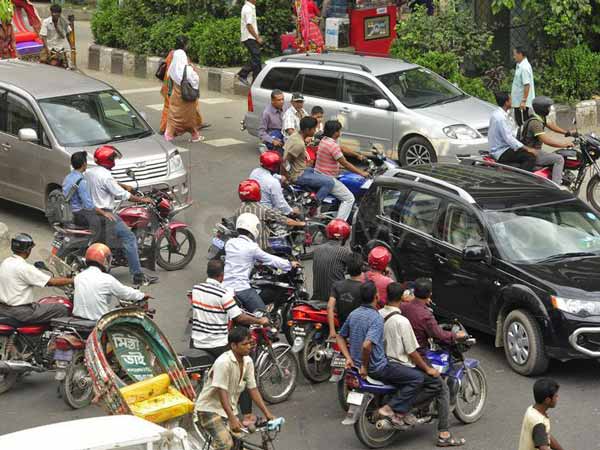 यातायात नियमों की अनदेखी 