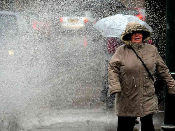 रोड़ पर चलने वालों पर पानी 