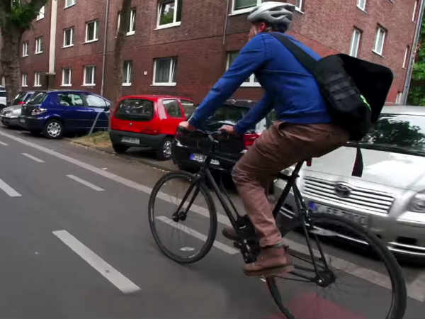 फोर्ड की ये कार सड़क पर चारो तरफ खुद रखेगी नजर c