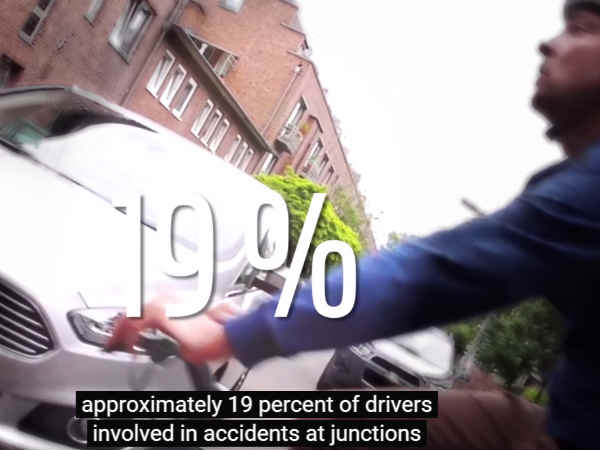 फोर्ड की ये कार सड़क पर चारो तरफ खुद रखेगी नजर c