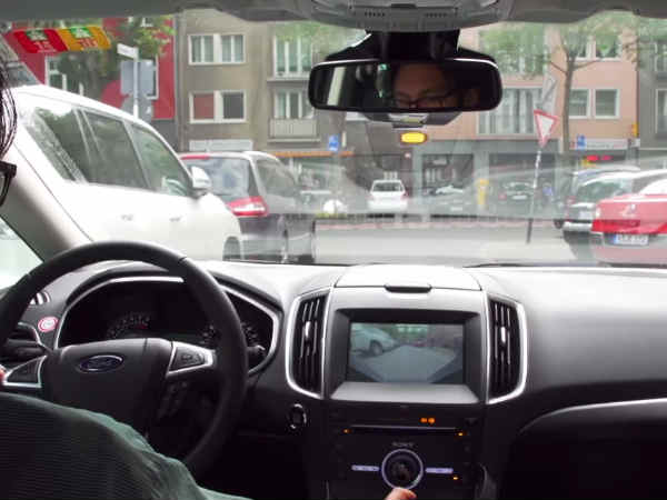 फोर्ड की ये कार सड़क पर चारो तरफ खुद रखेगी नजर c