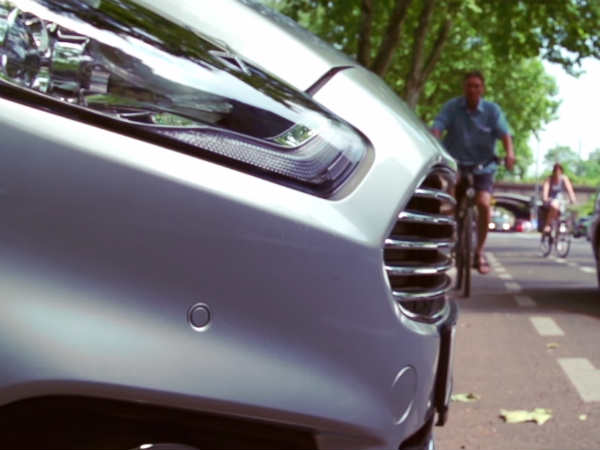 फोर्ड की ये कार सड़क पर चारो तरफ खुद रखेगी नजर c