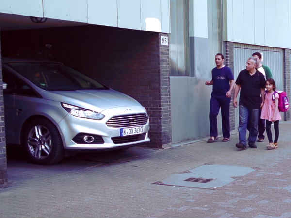 फोर्ड की ये कार सड़क पर चारो तरफ खुद रखेगी नजर c