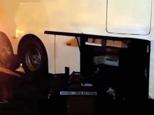 तेलंगाना के सीएम की 5 करोड़ की बुलेट प्रूफ बस देख दंग रह जायेंगे