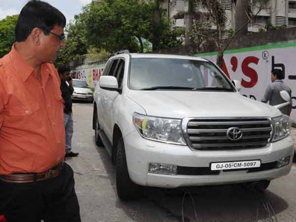 सूरत में गदहों ने खीची करोड़ो की लैंड क्रूजर एसयूवी