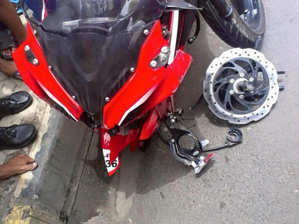 बजाज पल्‍सर के एलॉय व्‍हील का टूटना, कौन है जिम्‍मेदार ?