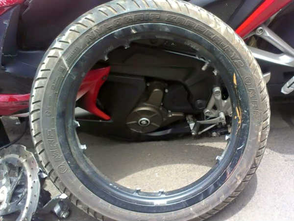 बजाज पल्‍सर के एलॉय व्‍हील का टूटना, कौन है जिम्‍मेदार ?