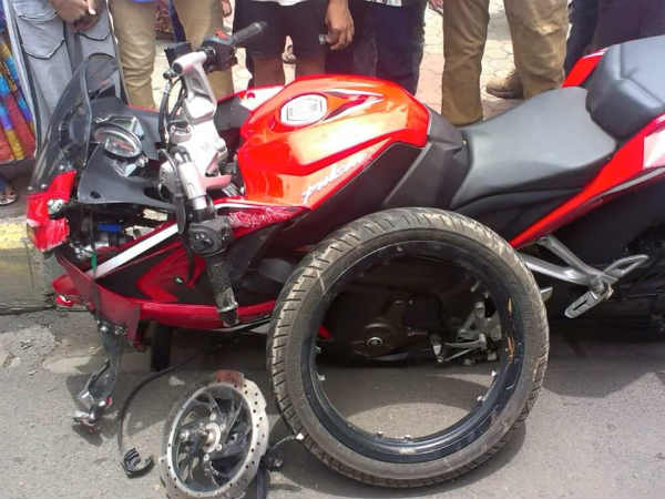 बजाज पल्‍सर के एलॉय व्‍हील का टूटना, कौन है जिम्‍मेदार ?