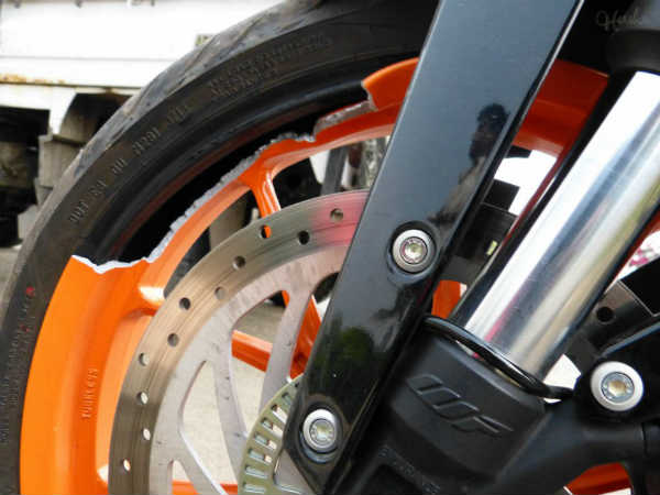 बजाज पल्‍सर के एलॉय व्‍हील का टूटना, कौन है जिम्‍मेदार ?