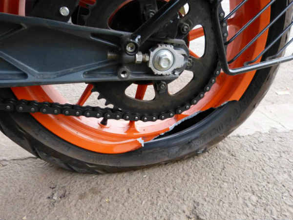 बजाज पल्‍सर के एलॉय व्‍हील का टूटना, कौन है जिम्‍मेदार ?