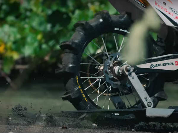 रॉबी मेडिसन ने समुंदर के लहर पर दौड़ाई बाइक