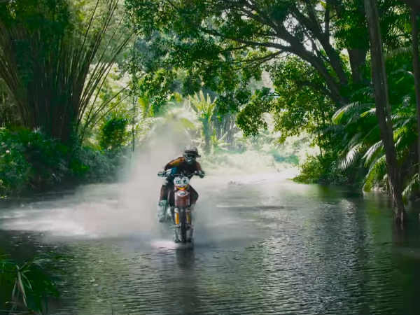 रॉबी मेडिसन ने समुंदर के लहर पर दौड़ाई बाइक