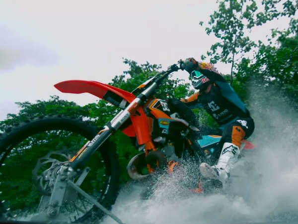 रॉबी मेडिसन ने समुंदर के लहर पर दौड़ाई बाइक