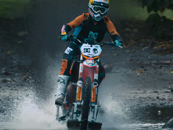 रॉबी मेडिसन ने समुंदर के लहर पर दौड़ाई बाइक