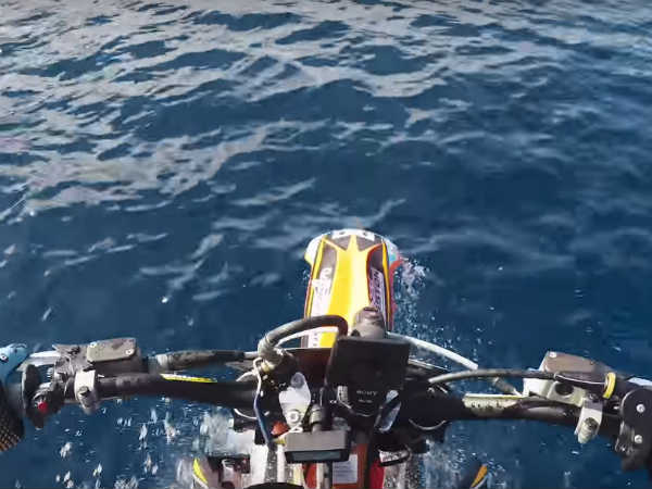 रॉबी मेडिसन ने समुंदर के लहर पर दौड़ाई बाइक