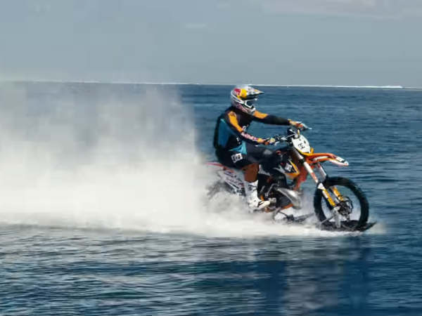 रॉबी मेडिसन ने समुंदर के लहर पर दौड़ाई बाइक