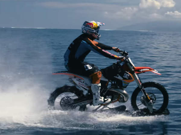 रॉबी मेडिसन ने समुंदर के लहर पर दौड़ाई बाइक