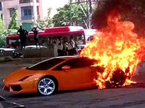 जब करोड़ो की इस लेम्‍बोर्गिनी कार में लगी आग 