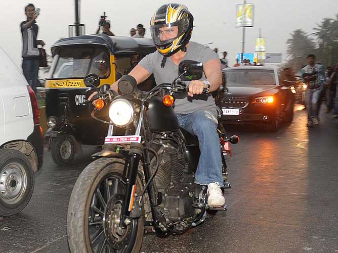 PHOTOS : जानिए अपने चहेते बॉलीवुड स्‍टार्स की फेवरेट और पर्सनल बाइक 