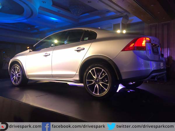 वोल्‍वो एस60 क्रॉसकंट्री : 210 किलोमीटर प्रति घंटे की स्‍पीड वाली यह कंपनी की है इस साल की पहल कार