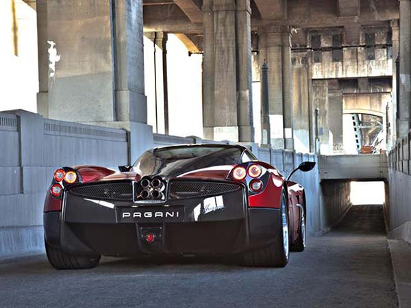 ग्राहक एक नहीं दो कार खरीदते हैं