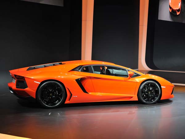 Lamborghini Veneno : दुनिया की यह सबसे महंगी कार है दुबई में, 1,500 बीएमडब्‍लू कारों के बराबर कीमत