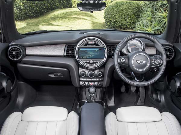 इंफोटेंमेंट सिस्टम का भी विकल्प