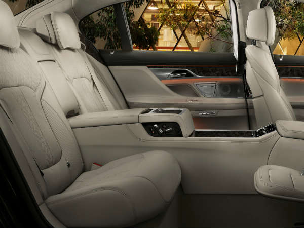 बीएमडब्ल्यू 7 सीरीज : इस कार ने जीता है वर्ल्ड लग्जरी कार का अवॉर्ड, जानिए ऐसा क्या खास है इसमें 