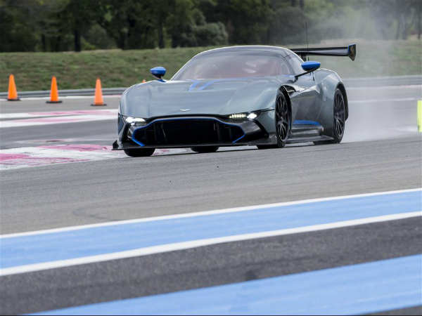 7 लीटर वाला वी12 इंजन