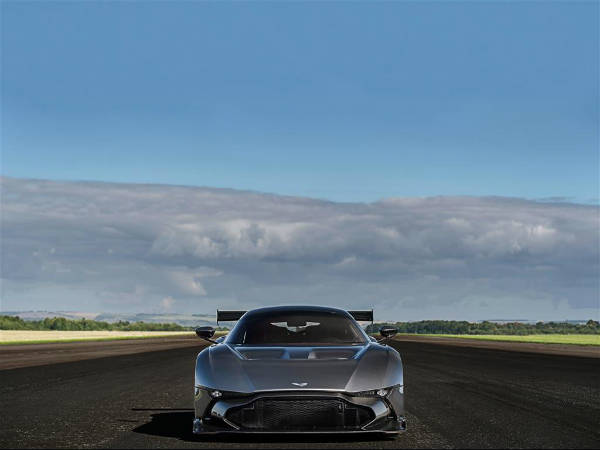 Aston Martin Vulcan : इसे कहते हैं रेस ओनली सुपरकार, 15 करोड़ कीमत और महज 1350 किग्रा है वजन ! 