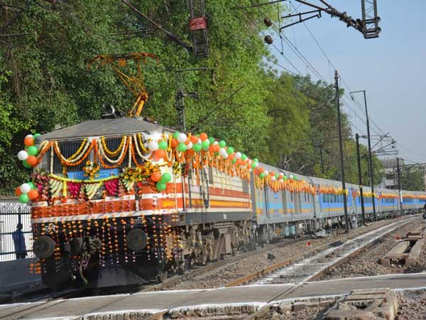 दिल्‍ली-आगरा के बीच दौड़ी भारत की सबसे तेज ट्रेन गतिमान एक्‍सप्रेस, शताब्‍दी से भी महंगा है किराया 