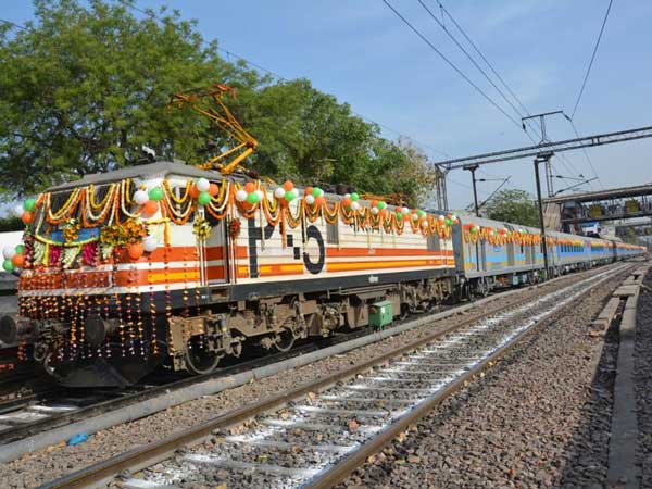 दिल्‍ली-आगरा के बीच दौड़ी भारत की सबसे तेज ट्रेन गतिमान एक्‍सप्रेस, शताब्‍दी से भी महंगा है किराया 