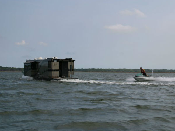 Terra Wind : पानी में तैरने और जमीन पर दौड़ने वाली 330 हॉर्सपॉवर वाली यह है दुनिया की पहली और अनूठी बस ! Terra Wind : पानी में तैरने और जमीन पर दौड़ने वाली 330 हॉर्सपॉवर वाली यह है दुनिया की पहली और अनूठी बस !