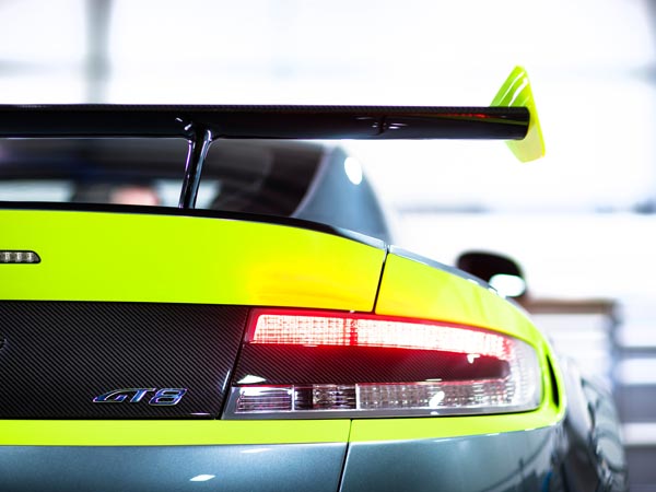 एस्टन मार्टिन ने अपनी नई रेसिंग कार वैंटेज जीटी8 को लॉन्च कर दिया है। वैंटेज जीटी8 वैंटेज कारों में सबसे हल्की है। इसकी कीमत 1 लाख 65 हजार यूरो यानी 1 करोड़ 24 लाख रुपये है। 