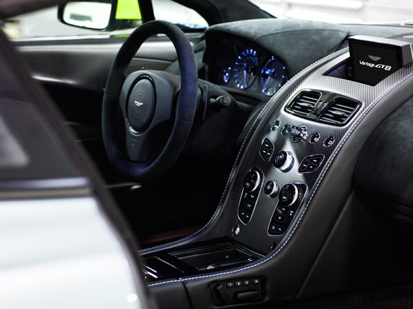 एस्टन मार्टिन ने अपनी नई रेसिंग कार वैंटेज जीटी8 को लॉन्च कर दिया है। वैंटेज जीटी8 वैंटेज कारों में सबसे हल्की है। इसकी कीमत 1 लाख 65 हजार यूरो यानी 1 करोड़ 24 लाख रुपये है। 