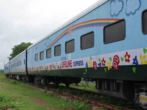 LifeLine Express : भारत में बनी है यह दुनिया की पहली हॉस्पिटल ट्रेन 'लाइफलाइन एक्‍सप्रेस', जानें इसमें क्‍या है खास 