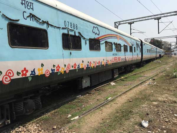 LifeLine Express : भारत में बनी है यह दुनिया की पहली हॉस्पिटल ट्रेन 'लाइफलाइन एक्‍सप्रेस', जानें इसमें क्‍या है खास 