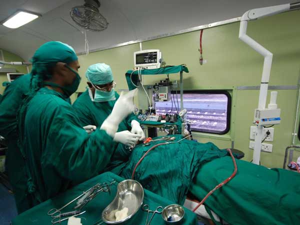 LifeLine Express : भारत में बनी है यह दुनिया की पहली हॉस्पिटल ट्रेन 'लाइफलाइन एक्‍सप्रेस', जानें इसमें क्‍या है खास 