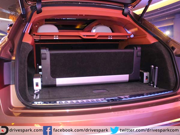 PICS : हाई रेज्‍योल्‍यूशन तस्वीरों में देखिए नई बेंटले बेंटायगा का इंटीरियर व एक्सटीरियर 