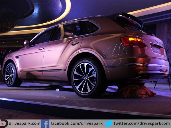 PICS : हाई रेज्‍योल्‍यूशन तस्वीरों में देखिए नई बेंटले बेंटायगा का इंटीरियर व एक्सटीरियर 