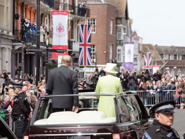 PICS : देखिए किस शाही अंदाज में रेंजरोवर पर क्वीन एलिजाबेथ द्वितीय ने मनाया अपना 90वां जन्मदिन PICS : देखिए किस शाही अंदाज में रेंजरोवर पर क्वीन एलिजाबेथ द्वितीय ने मनाया अपना 90वां जन्मदिन