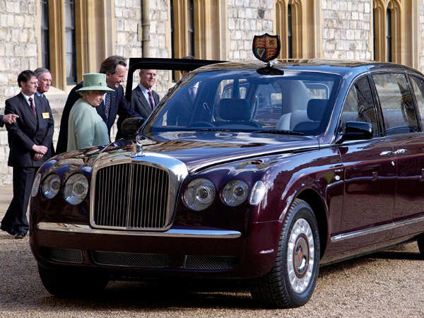 PICS : देखिए किस शाही अंदाज में रेंजरोवर पर क्वीन एलिजाबेथ द्वितीय ने मनाया अपना 90वां जन्मदिन PICS : देखिए किस शाही अंदाज में रेंजरोवर पर क्वीन एलिजाबेथ द्वितीय ने मनाया अपना 90वां जन्मदिन